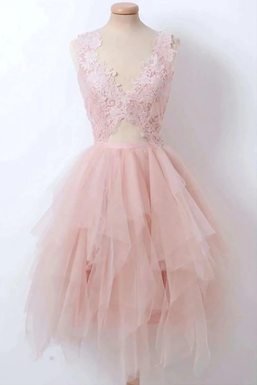 Elegante vestido asimétrico de tul para el regreso a casa